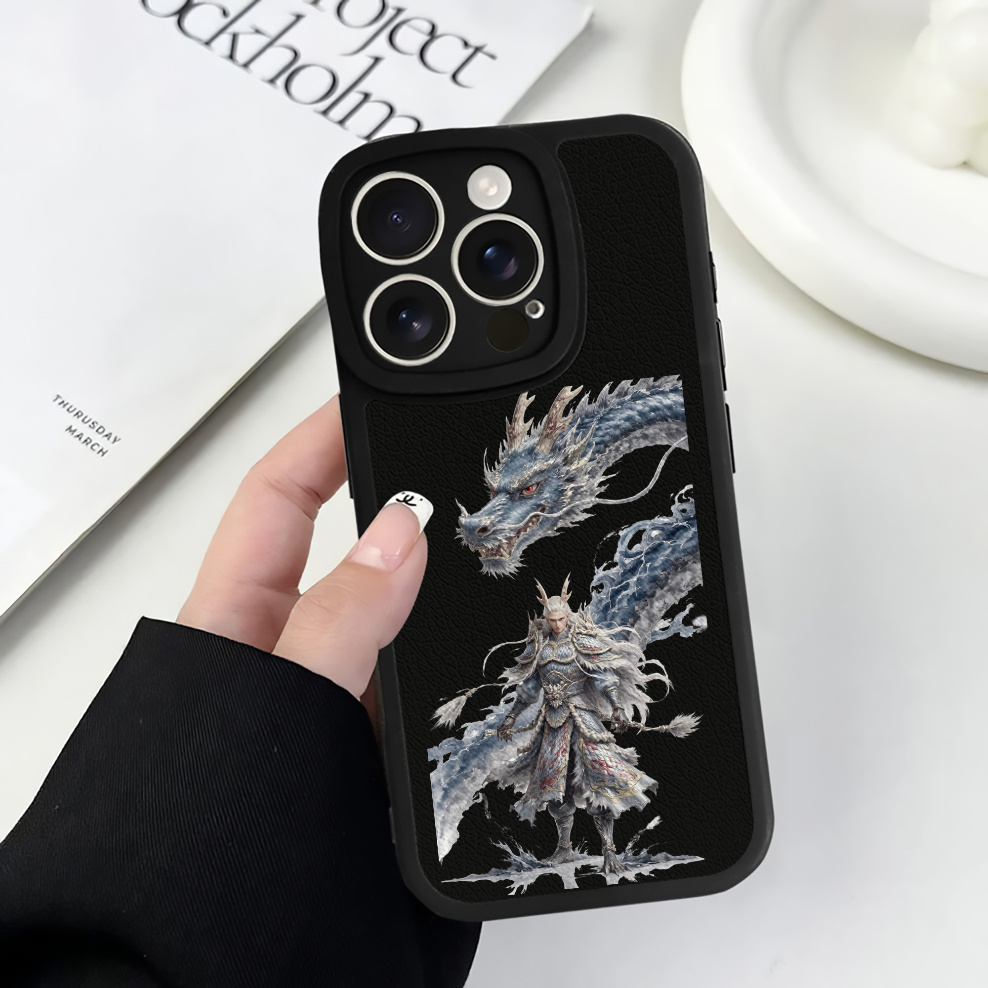 （画像用） Ne Zha 2 ナタ 魔童の大暴れ 【iPhone 16シリーズ対応】シリコンスマホケース（レザー調） 材質：シリコン